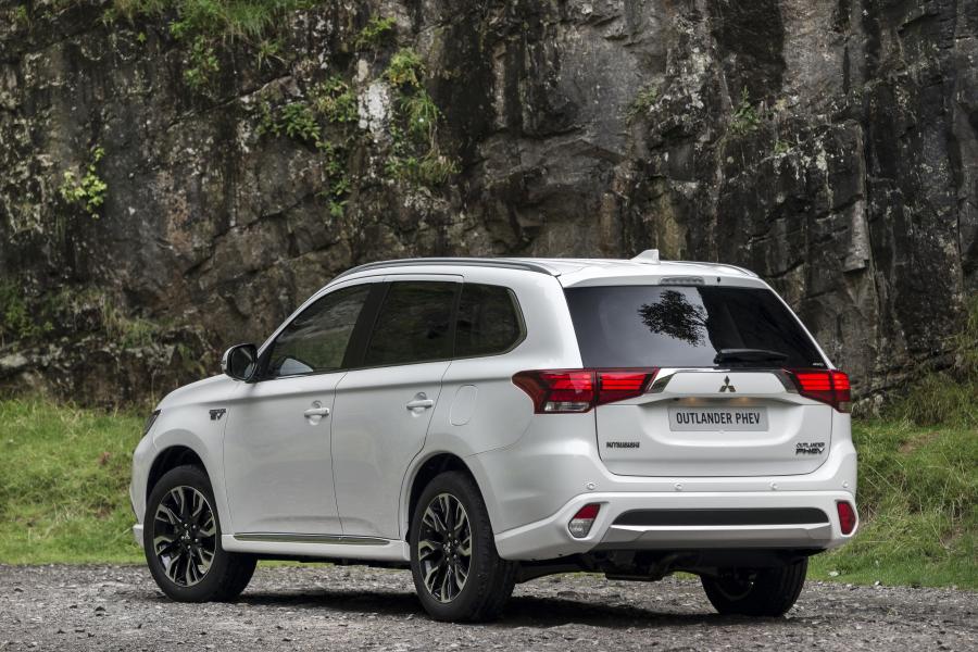  Mitsubishi Outlander PHEV 2015 года  (UK) (фото 28 из 31)
